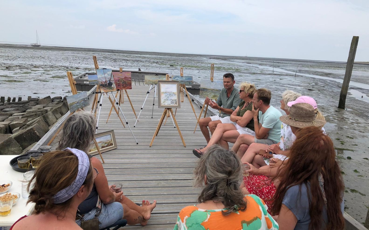 Bespreking van de schilderijen na een pleinair sessie op schildervakantie aan boord van de Hollandia