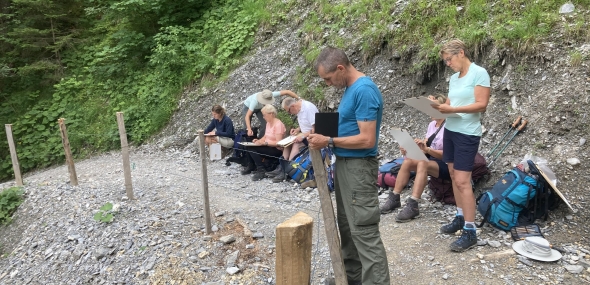 Schilderen en-pleinair in de bergen in Zwitserland. Korte sessie en door met de wandeling.