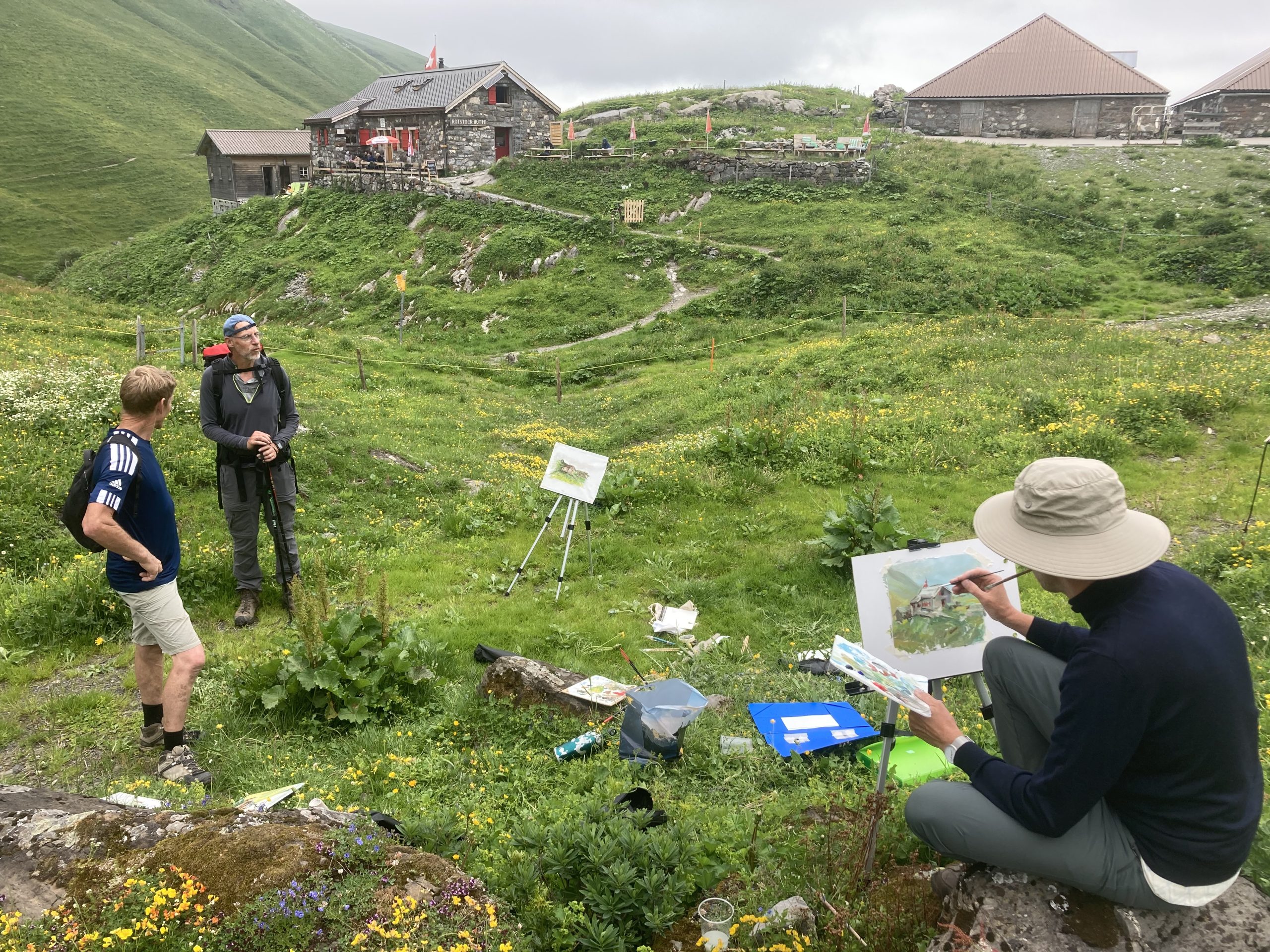 Schilderen in de bergen. Op de voorgrond Jos Antens tijdens een schildervakantie in Zwitserland.